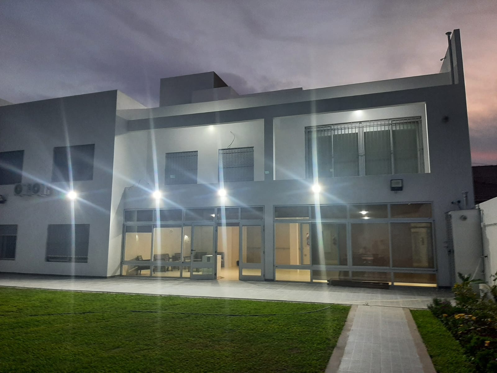 Edificio de Residencia Weizman de noche, con iluminación exterior